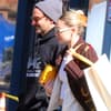 Bradley Cooper und Gigi Hadid laufen nebeneinander her