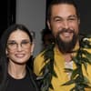 Demi Moore und Jason Momoa lächeln in Kamera