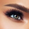 Frau tolle Wimpern essence queen mascara