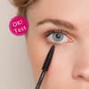 Frau mit Clinique Lash Booster