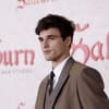 Jacob Elordi im brauen Anzug von der Seite bei der "Saltburn"-Premiere