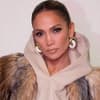 Jennifer Lopez sieht ernst in die Kamera