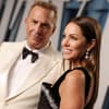 Kevin Costner wirkt verhalten, Christine Baumgartner lächelt. glücklich