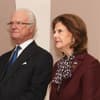 König Carl Gustaf und Königin Silvia schauen ernst. 