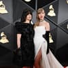 Lana Del Rey im schwarzen Kleid und Taylor Swift im weißen Kleid bei den Grammys 2024