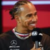 Lewis Hamilton lächelt glücklich