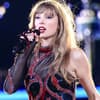 Taylor Swift sieht ernst aus