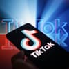 Handy mit der TikTok-App