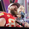 Travis Kelce freut sich nach dem Super Bowl im Interview