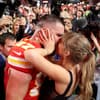 Travis Kelce und Taylor Swift küssen sich beim Super Bowl 2024