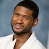 Usher lächelt