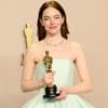 Emma Stone hält Oscar in den Händen