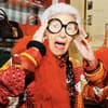 Iris Apfel im Oktober 2023 mit vielen Accessoires