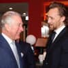 König Charles III. und Tom Hiddleston