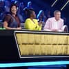 Jorge Gonzalez, Motsi Mabuse und Joachim Llambi sitzen am Jury-Pult von "Let's Dance" und sprechen mit Moderator Daniel Hartwich 