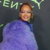 Rihanna lächelt bei einem fenty event