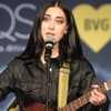 Sängerin Elif mit Gitarre auf der Bühne