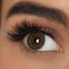 Frau Falsche-Wimpern-Look