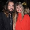 Tom Kaulitz und Heidi Klum stehen zusammen