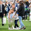 Toni Kroos und seine Familie posieren mit dem Siegerpokal