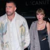 Travis Kelce und Taylor Swift halten sich an der Hand mit angespannten Gesichtsausdrücken