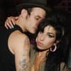 Amy Winehouse traurig im Arm ihres damaligen Partners Blake Fielder-Civil 