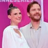 Daniel Brühl und seine Ehefrau Felicitas Rombold auf dem Pink Carpet in Cannes