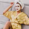 Frau mit Anti-Aging-Maske