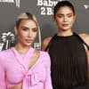 Kim Kardashian und Kylie Jenner stehen zusammen