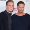 Matthias Schweighöfer und Til Schweiger stehen zusammen mit ernsten Gesichtern