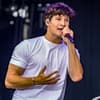 Wincent Weiss singt auf der Bühne