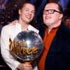 Gabriel Kelly und Angelo Kelly mit dem Siegerpokal im "Let's Dance"-Finale