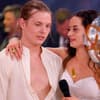 Gabriel Kelly und Malika Dzumaev neben dem Let's Dance-Pokal