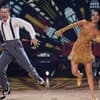 Gabriel Kelly und Malika Dzumaev tanzen einen Charleston im "Let's Dance"-Halbfinale.