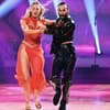 Lulu Lewe und Massimo Sinató tanzen ihren "Magic Moment" bei "Let's Dance".