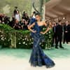 Zendaya als Pfau in einem blaugrünen Kleid bei der MET Gala 2024