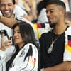 Benjamin Henrichs mit einer Frau am Spielfeldrand der EM 2024