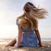 Frau mit schönen Haaren am Meer