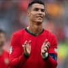 Cristiano Ronaldo klatscht bei dem Portugal-Spiel bei der EM 2024 in die Hände