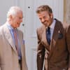 König Charles und David Beckham lachen