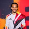  Leroy Sané mit Deutschland-Trikot und -Flagge