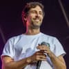 Max Giesinger lächelt zur Seite