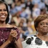 Michelle Obama und ihre Mutter Marian Shields Robinson klatschen.