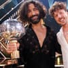 Massimo Sinató und Valentin Lusin strahlen mit ihrem "Let's Dance"-Pokal um die Wette.