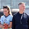 Cora Schumacher und Ralf Schumacher stehen nebeneinander und gucken traurig