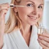 Frau mit Anti-Aging-Serum