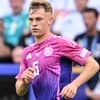 Joshua Kimmich bei einem Fußball-Spiel im Rahmen der EM 2024 im pinken Trikot