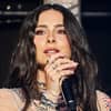 Lena Meyer-Landrut guckt ernst bei einem Konzert