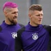 Robert Andrichs mit pinken Haaren neben Toni Kroos beim Abschlusstraining vor dem EM-Viertelfinale