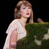 Taylor Swift am grünen Klavier bei Eras-Tour